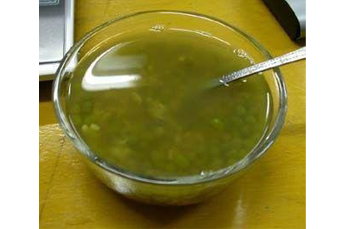 Summer, a bowl of mung bean soup is sent to cool